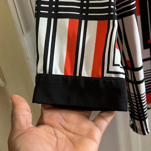 Notations multiple colors 3 front buttons V-Neck Top. - Picture 4 of 10